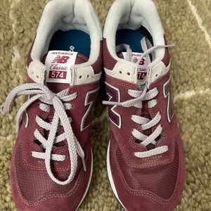 New balance 574 in wine. Size 8